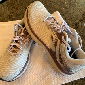 Brooks Adrenaline GTS 18 Ladies tennis shoes